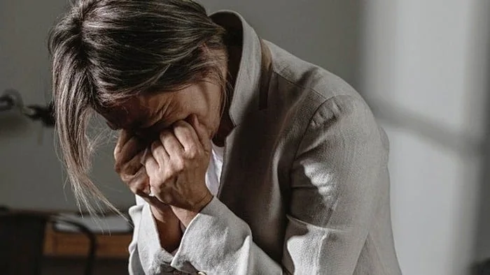 ماندن در شکست ها و اشتباهات گذشته در زنان افسرده