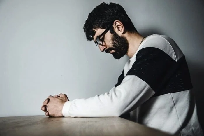 داشتن اضطراب و ناراحتی در مردان افسرده