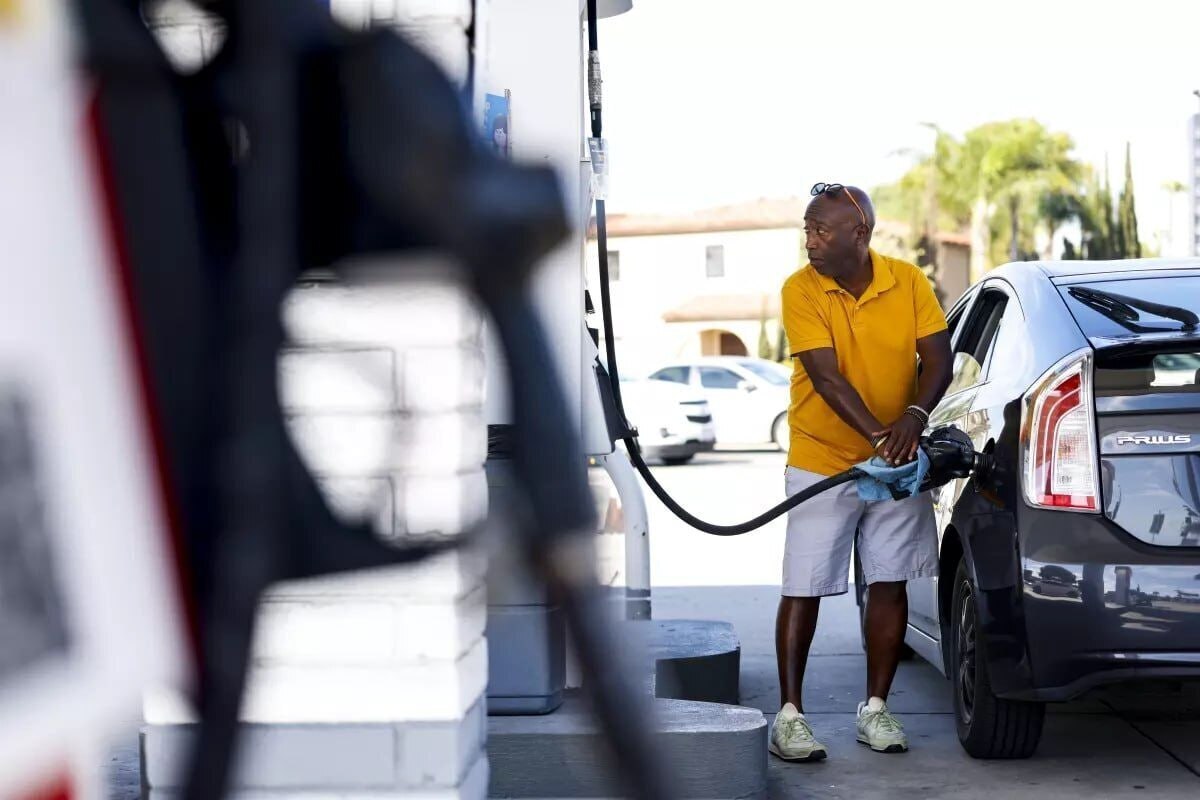 رویترز: در پی ادامه حملات علیه ایران، بهای بنزین در آمریکا به بالاترین رقم در بیش از سه سال گذشته رسید