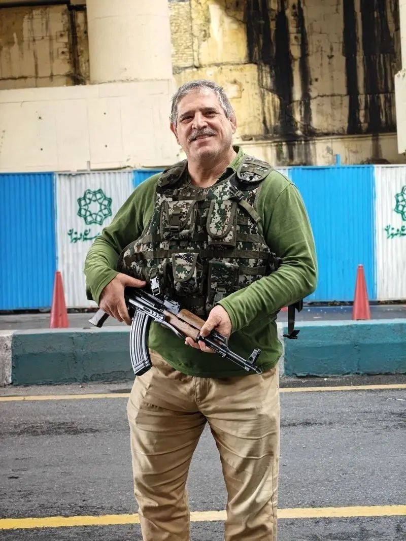 عکس| عباس جدیدی با کلاشینکف در ایست بازرسی