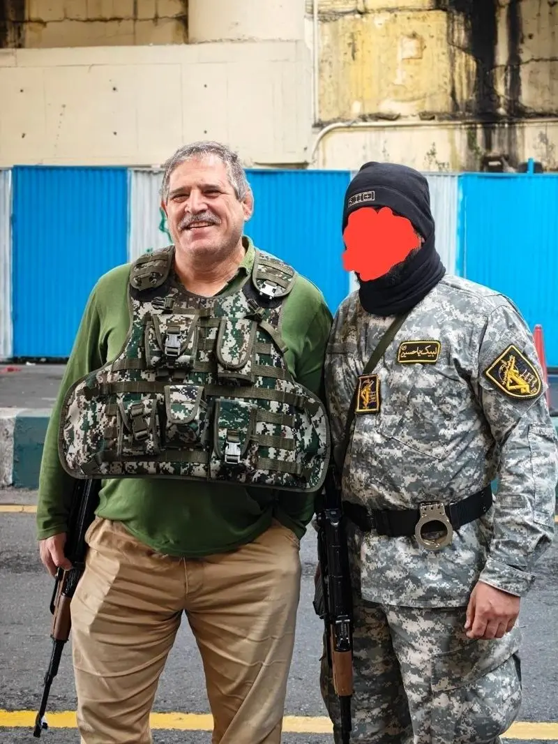 عکس| عباس جدیدی با کلاشینکف در ایست بازرسی