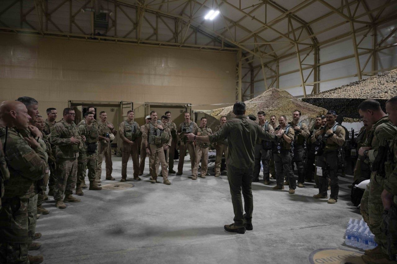 تصاویر | بازدید هگست از نیروهای آمریکایی در خاورمیانه در سکوت خبری