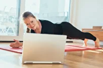 ورزش در خانه؛ تمرین ۵ دقیقه‌ای پلانک برای تقویت عضلات مرکزی به همراه عکس