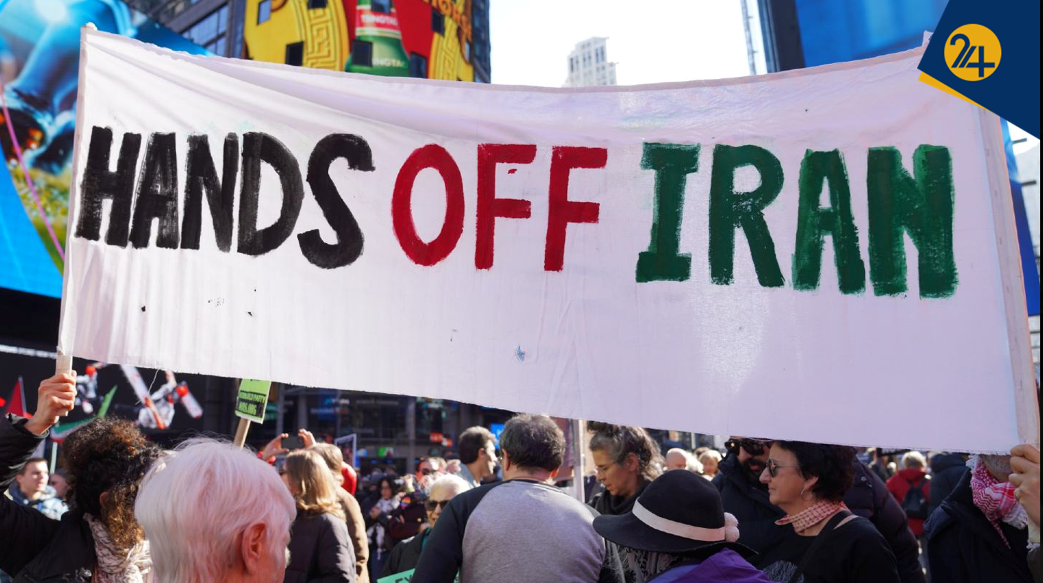 پلاکارد «دست از سر ایران بردارید» در تجمع نیویورک علیه حمله آمریکا و اسرائیل و ایران