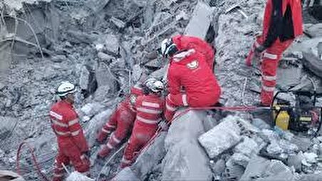 ببینید| نجات جان کودک افغان از زیر آوار توسط تیم‌های امدادی ایران