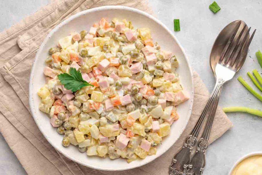 سالاد سیب‌زمینی و خیارشور با ماست یونانی