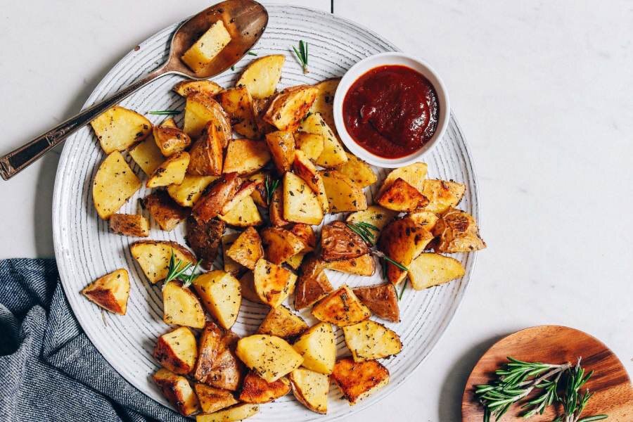 سیب‌زمینی تنوری با سبزیجات و مرغ گریل