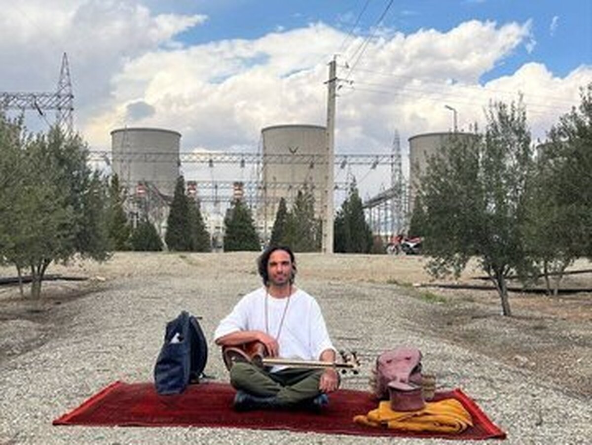 تار نوازی علی قمصری مقابل نیروگاه برق