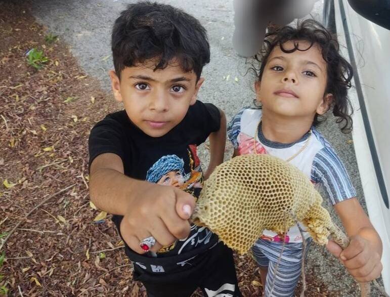 مادر دانش‌آموز مینابی از شناسایی پیکر پسر ۸ ساله‌اش گفت؛ می‌خواستم با دست و ناخن‌هایم خاک را کنار بزنم