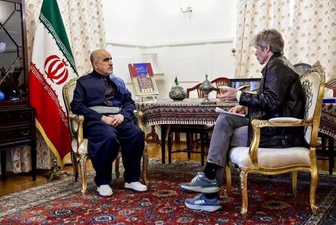 مصاحبه سفیر ایران در نروژ با رسانه ها با لباس محلی کردی +عکس