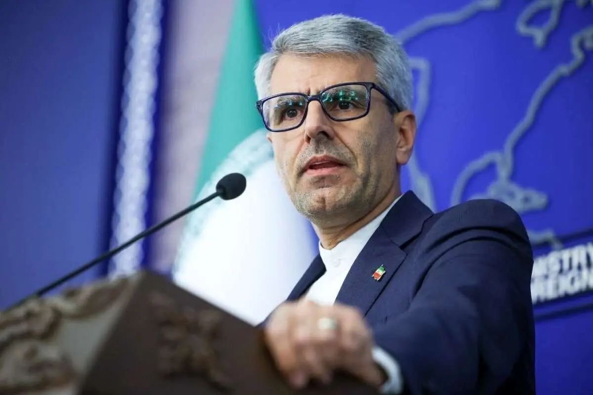 ناوشکن آمریکایی با هشدار قاطع ایران از تنگهٔ هرمز بازگشت