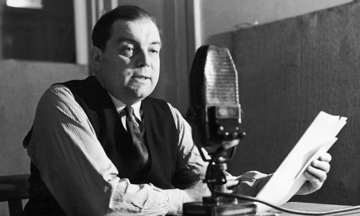 سفتون دیلمر مجری برنامه رادیویی رئیس