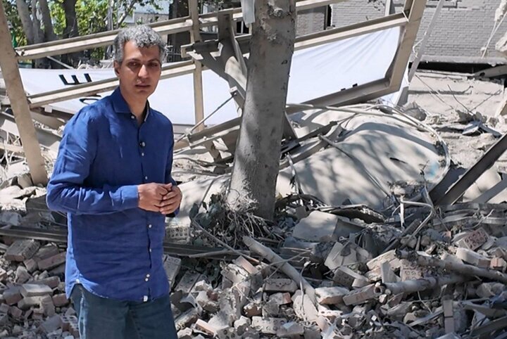 عکس| عادل فردوسی‌پور در محل بمباران شده دانشگاه صنعتی شریف