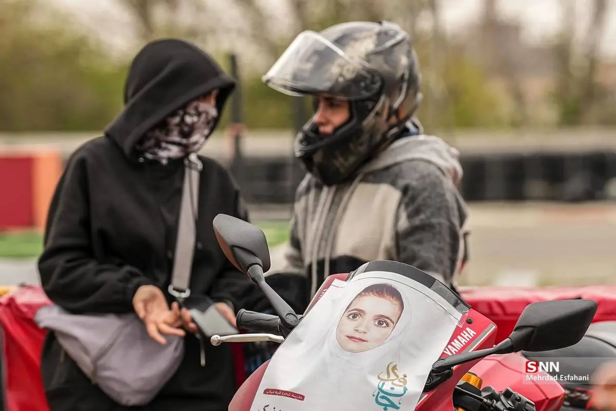 تصاویر| رژه موتوری زنان و مردان در پیست آزادی