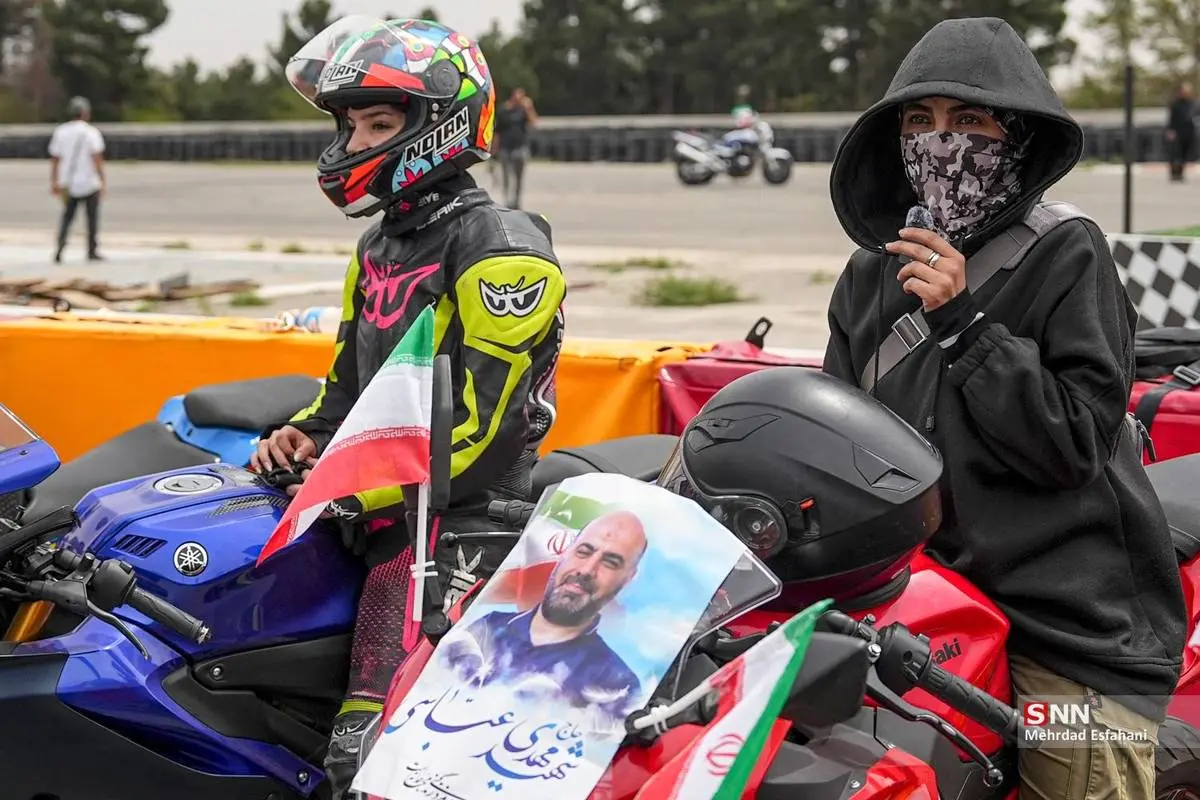 تصاویر| رژه موتوری زنان و مردان در پیست آزادی