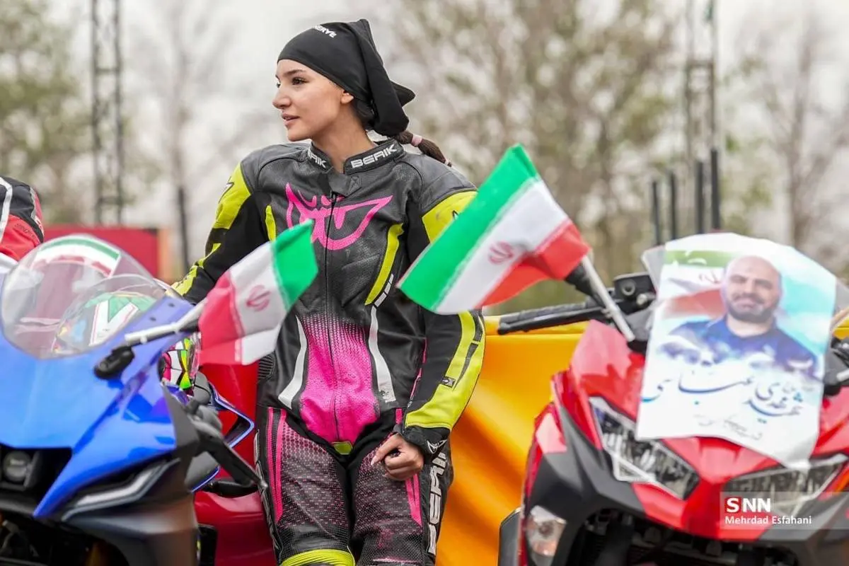 تصاویر| رژه موتوری زنان و مردان در پیست آزادی