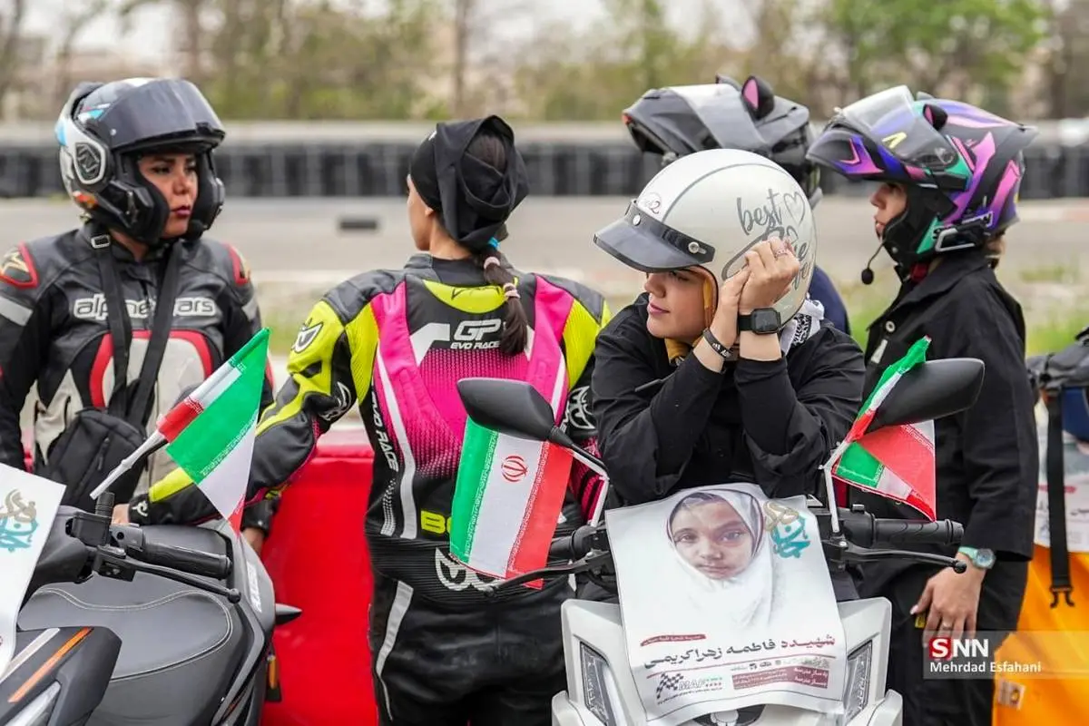 تصاویر| رژه موتوری زنان و مردان در پیست آزادی