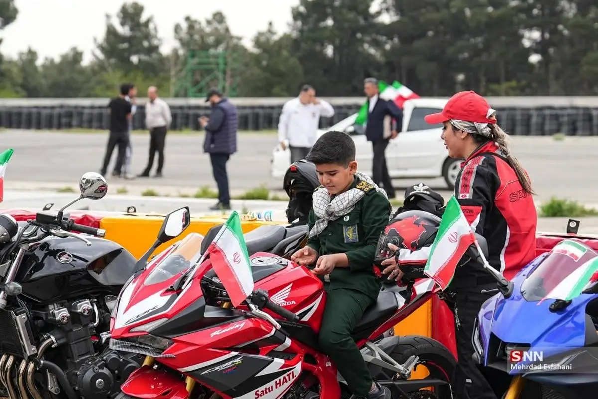 تصاویر| رژه موتوری زنان و مردان در پیست آزادی