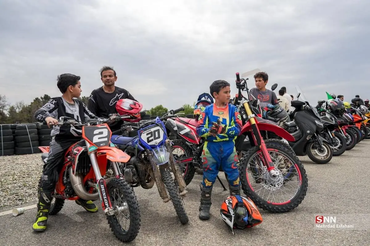 تصاویر| رژه موتوری زنان و مردان در پیست آزادی
