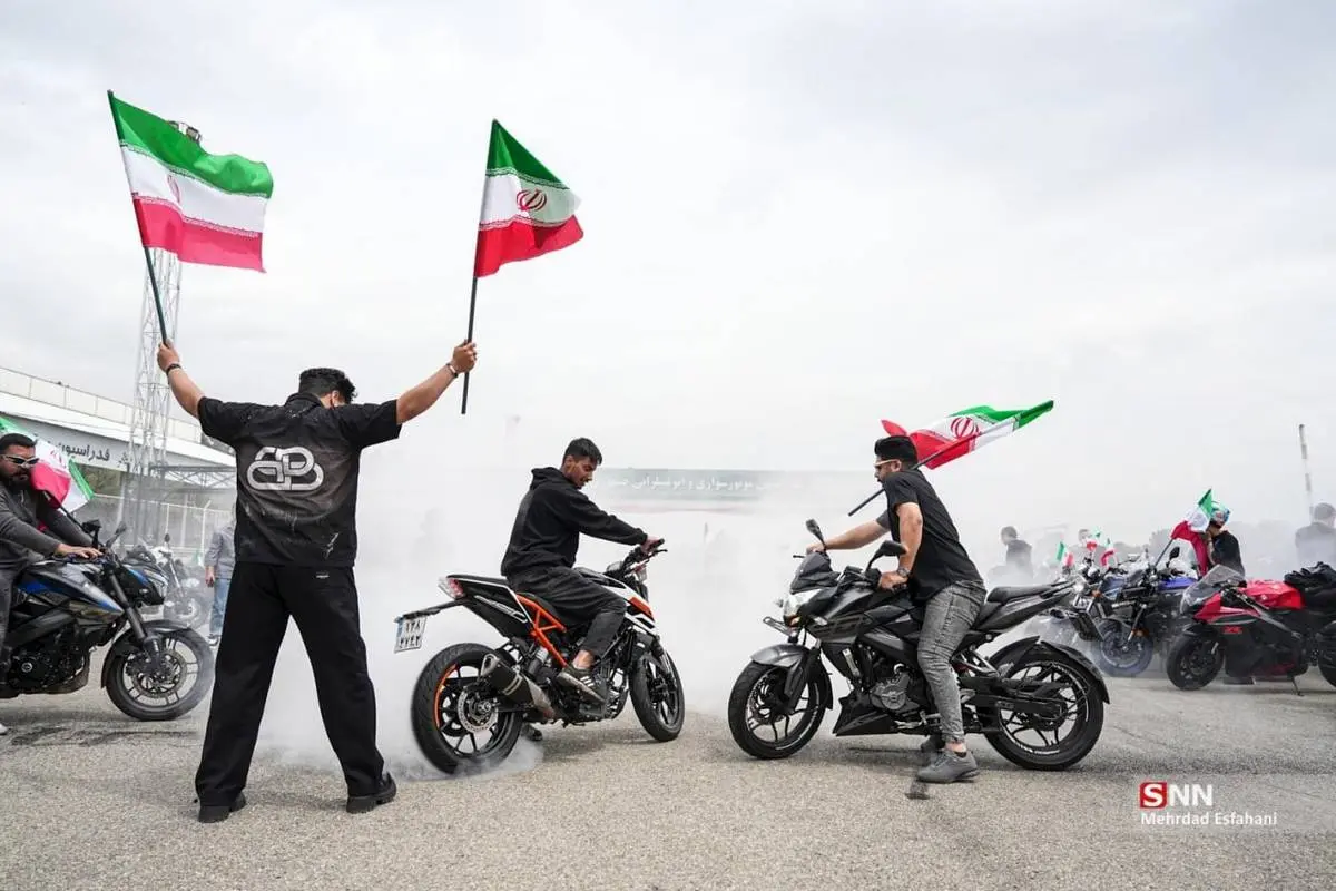 تصاویر| رژه موتوری زنان و مردان در پیست آزادی