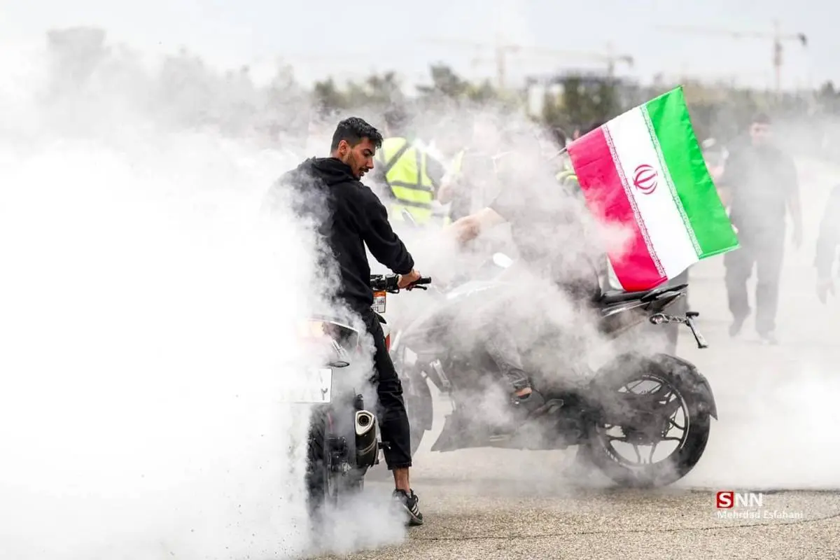 تصاویر| رژه موتوری زنان و مردان در پیست آزادی