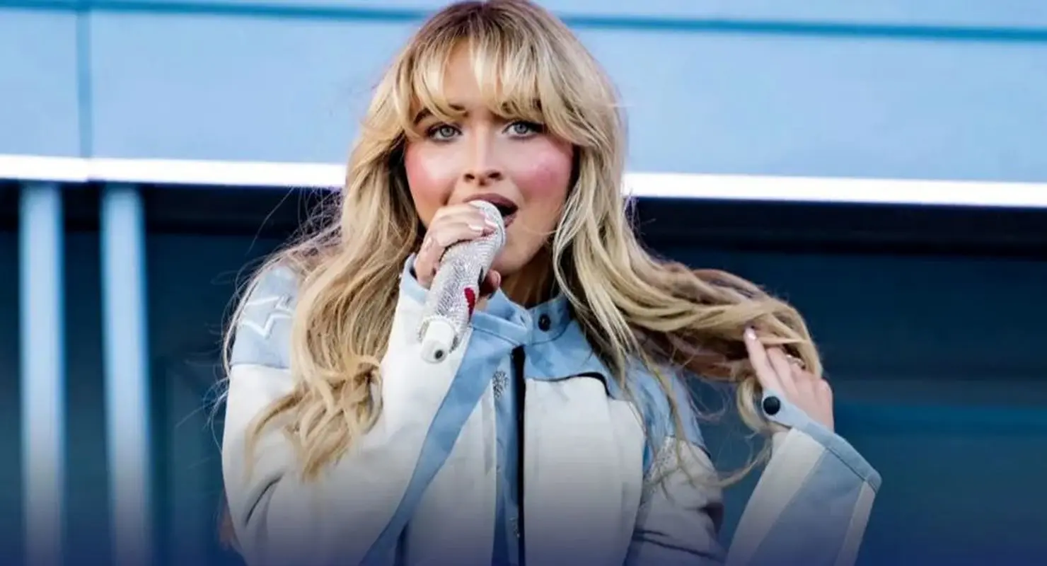 ببینید| تعجب سابرینا کارپنتر خواننده امریکایی از صدای «کل کشیدن» یک تماشاگر