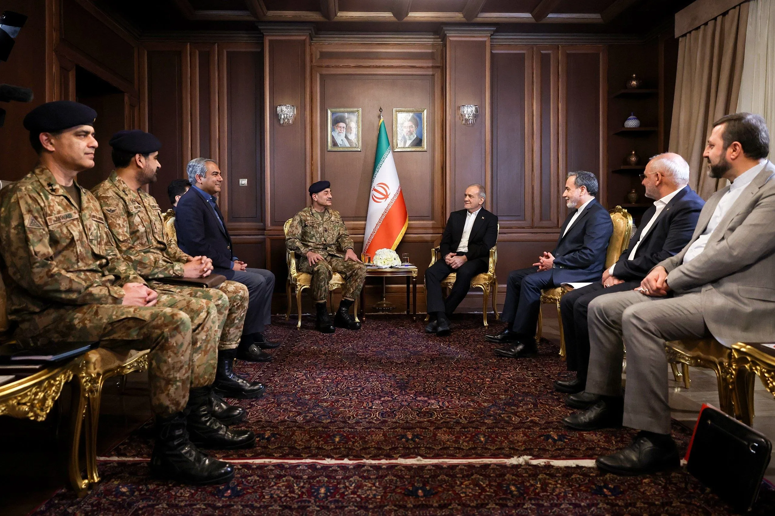 تصاویر| دیدار فرمانده ارتش پاکستان با پزشکیان