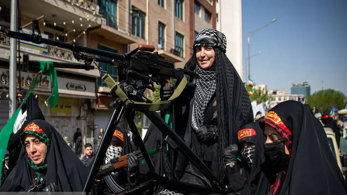 تصاویری از حضور زنان با سلاح در رزمایش «دختران جان‌فدای ایران»