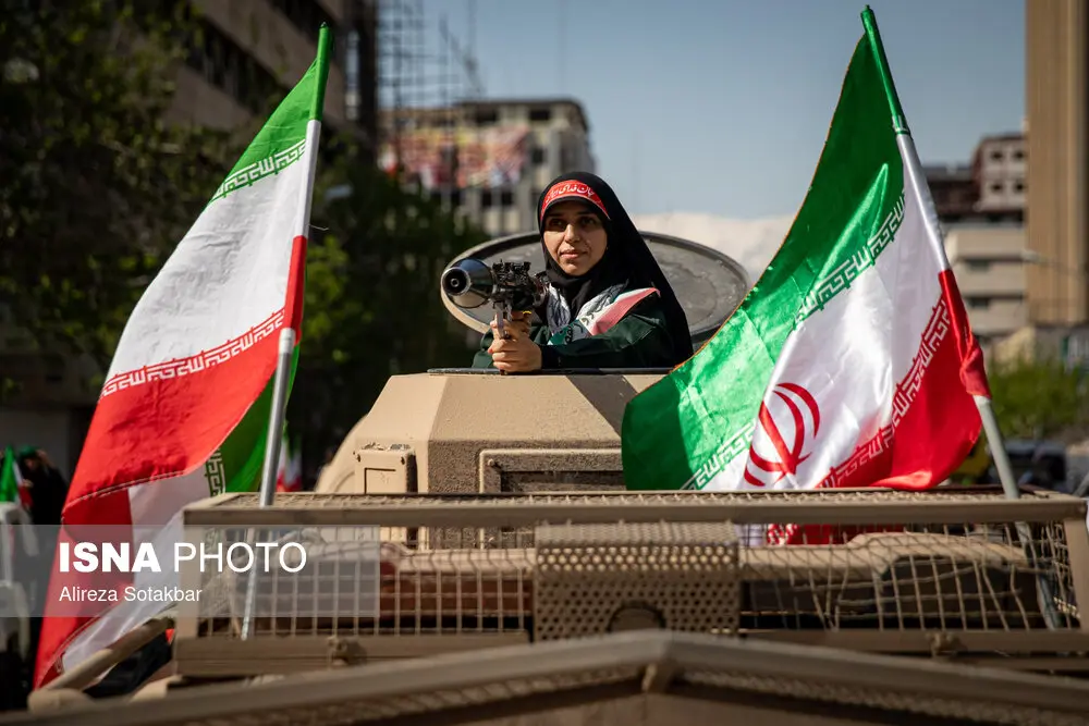 تصاویری از حضور زنان با سلاح در رزمایش «دختران جان‌فدای ایران»