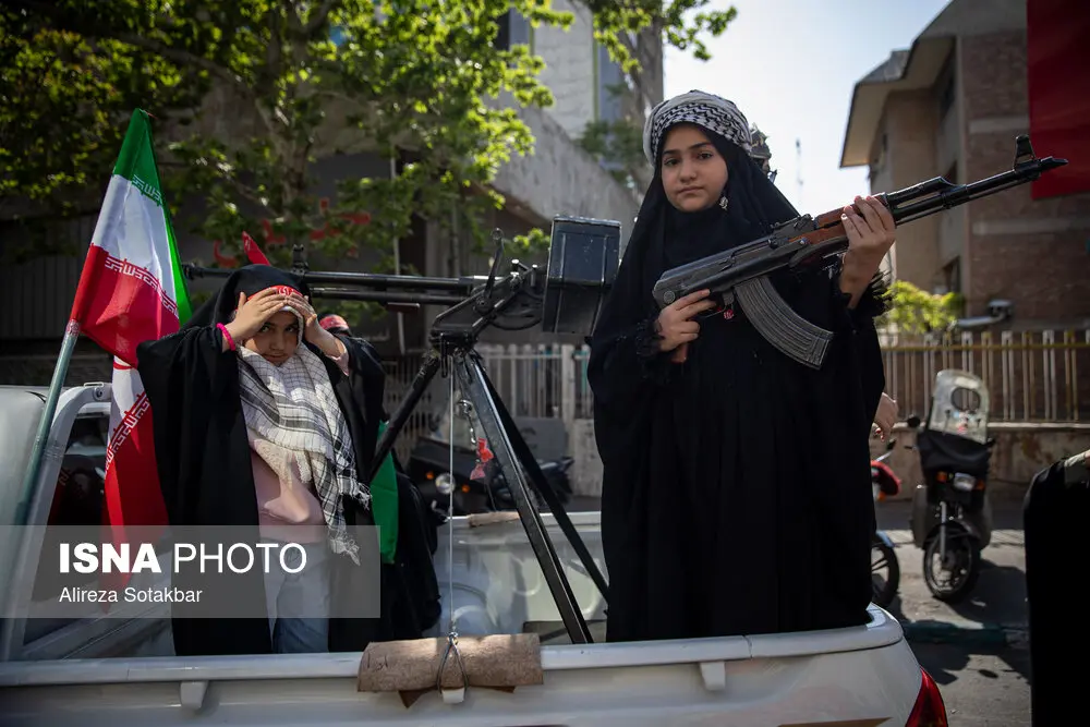 تصاویری از حضور زنان با سلاح در رزمایش «دختران جان‌فدای ایران»