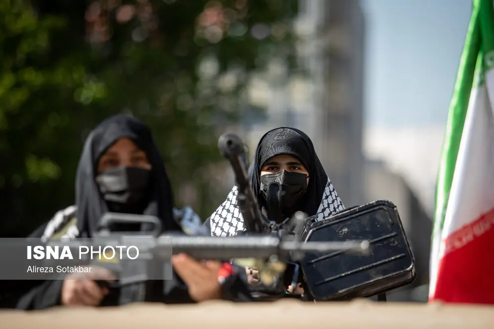 تصاویری از حضور زنان با سلاح در رزمایش «دختران جان‌فدای ایران»