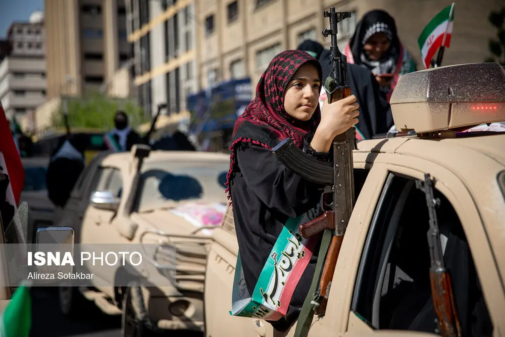 تصاویری از حضور زنان با سلاح در رزمایش «دختران جان‌فدای ایران»