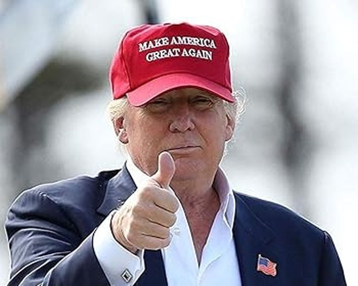 عکس| ژست عجیب ترامپ مقابل خبرنگاران در فرودگاه