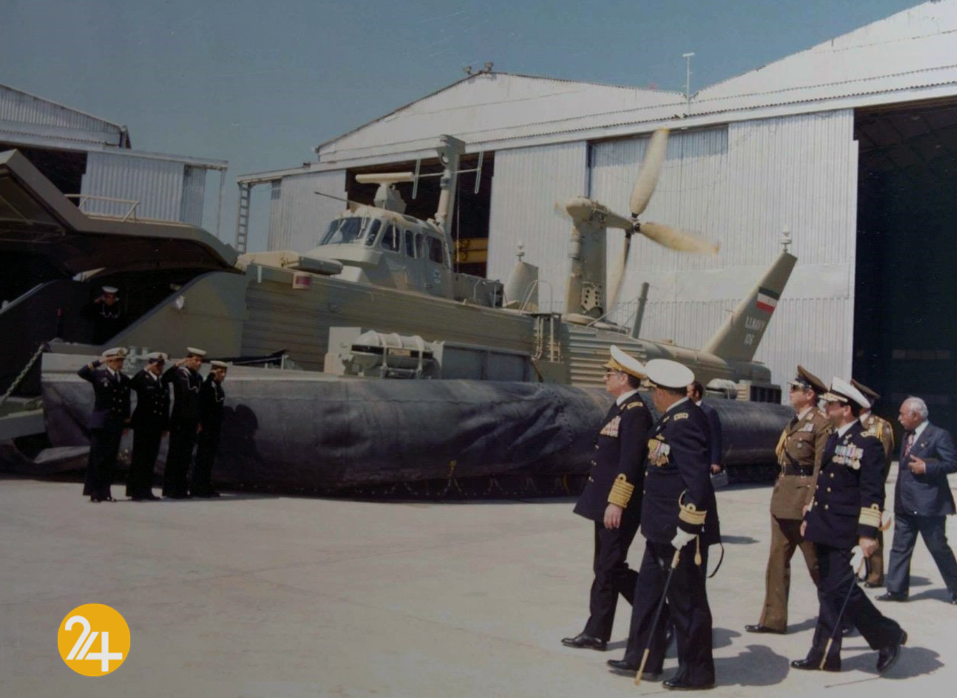 بازدید محمدرضا پهلوی از پایگاه هوایی جزیره خارک