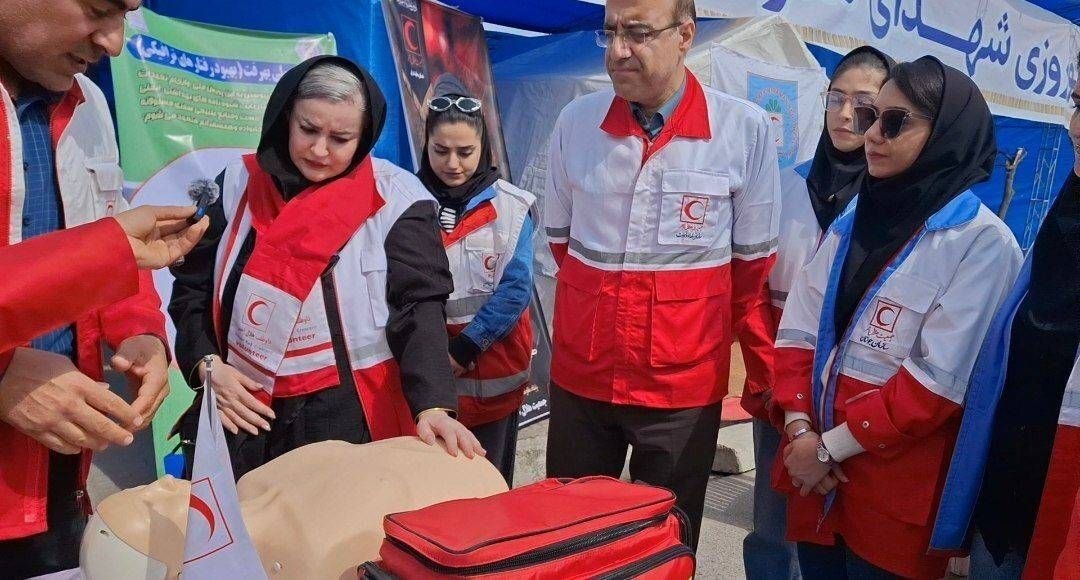 عکس| حضور نعیمه نظا‌م‌دوست در بین نیروهای هلال احمر