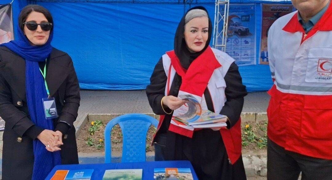 عکس| حضور نعیمه نظا‌م‌دوست در بین نیروهای هلال احمر