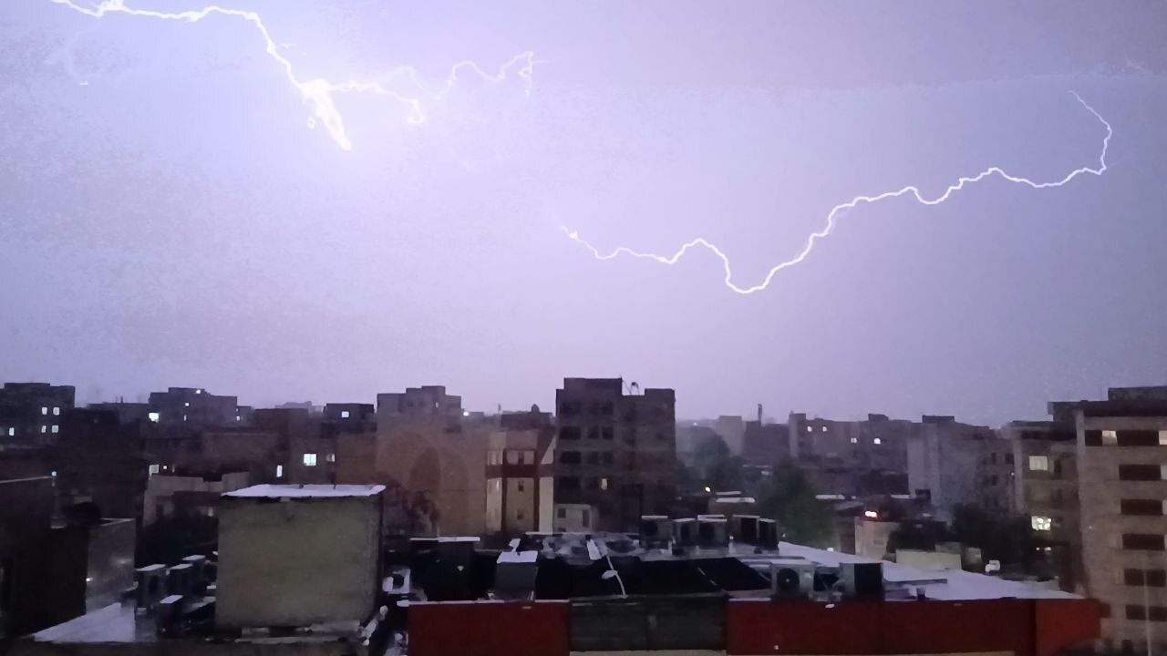 تصاویری از رعد و برق شدید در تهران