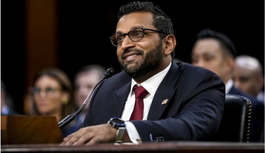 ایمیل شخصی رئیس اف‌بی‌آی هک شد + تصاویر کش پاتل با سیگار برگ!