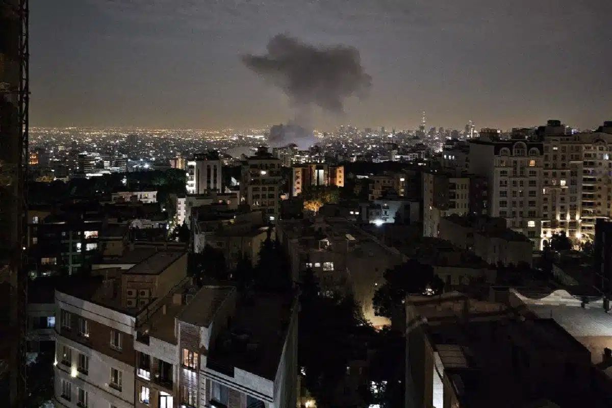 انفجارهای شدید در نقاط مختلف تهران| برق در برخی نقاط پایتخت قطع شده یا با نوسان شدید مواجه است