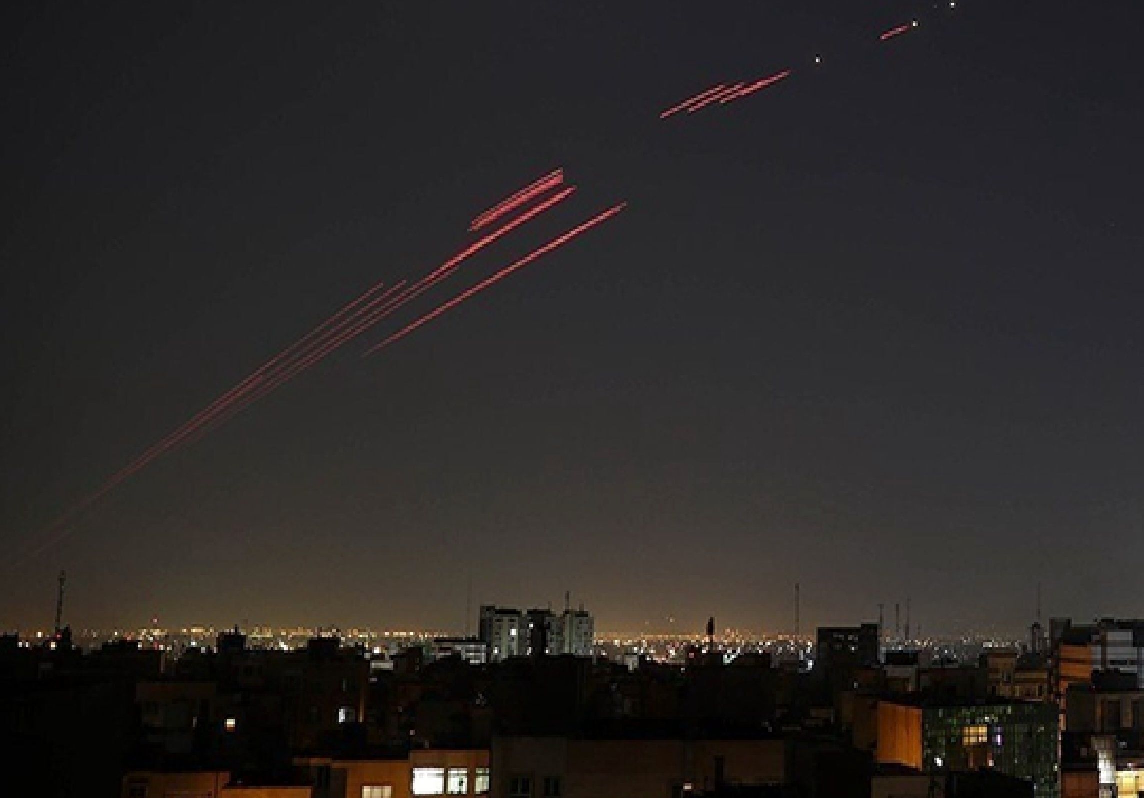 پرواز جنگنده‌ها بر فراز آسمان تهران| فعالیت پدافند هوایی در شمال و شرق تهران