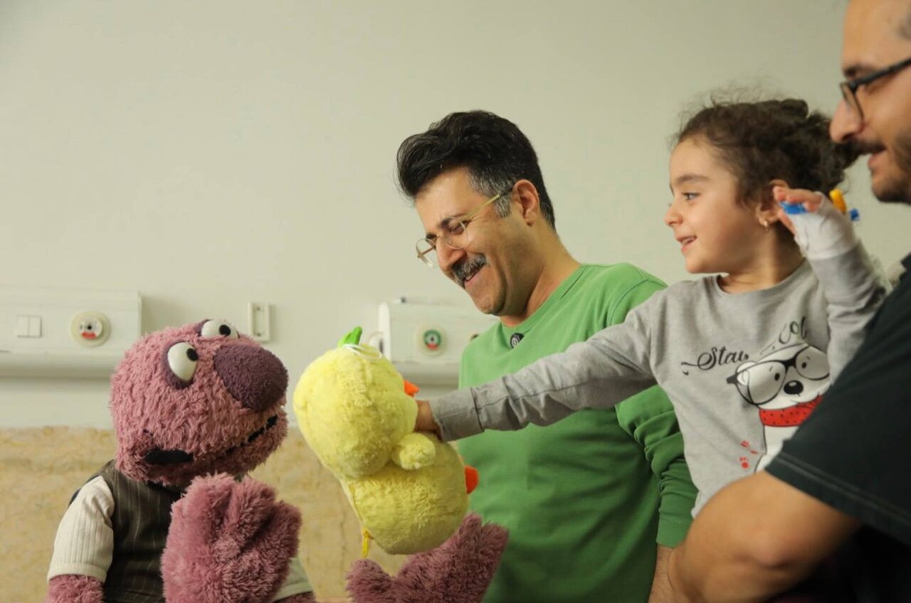 عکس| ملاقات جناب‌خان با کودکان بیمارستان مفید