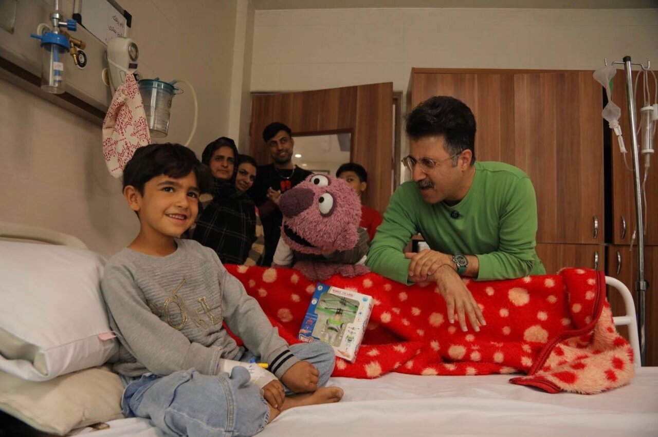 عکس| ملاقات جناب‌خان با کودکان بیمارستان مفید