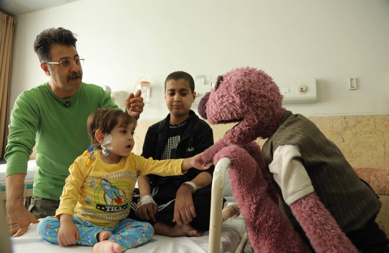 عکس| ملاقات جناب‌خان با کودکان بیمارستان مفید