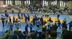 ببینید| کتک‌کاری در دیدار پلی‌آف استقلال در لیگ یک فوتسال
