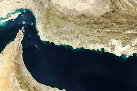 ایران ناوچه آمریکایی را هدف موشک قرار داد