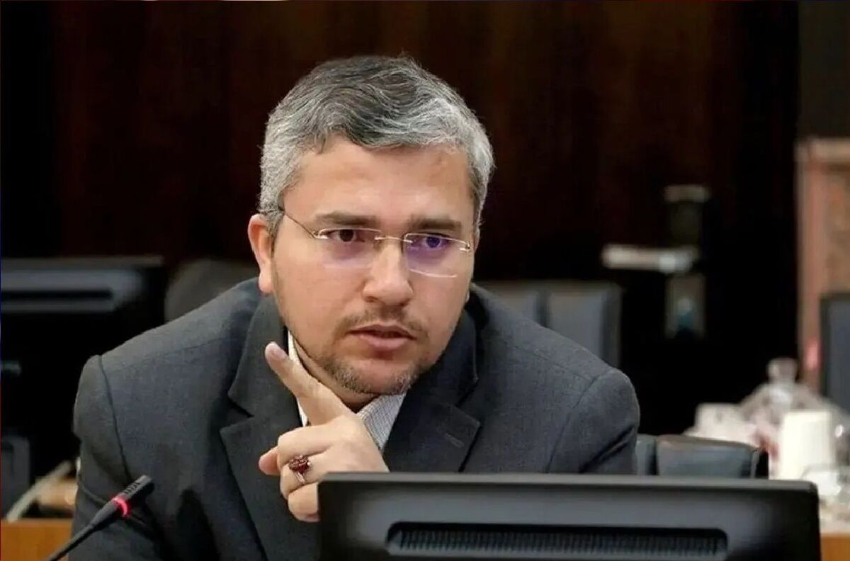 نماینده مجلس به آمریکا: با کل نیروی دریایی‌تان هم توان عبور از تنگه هرمز را نخواهید داشت