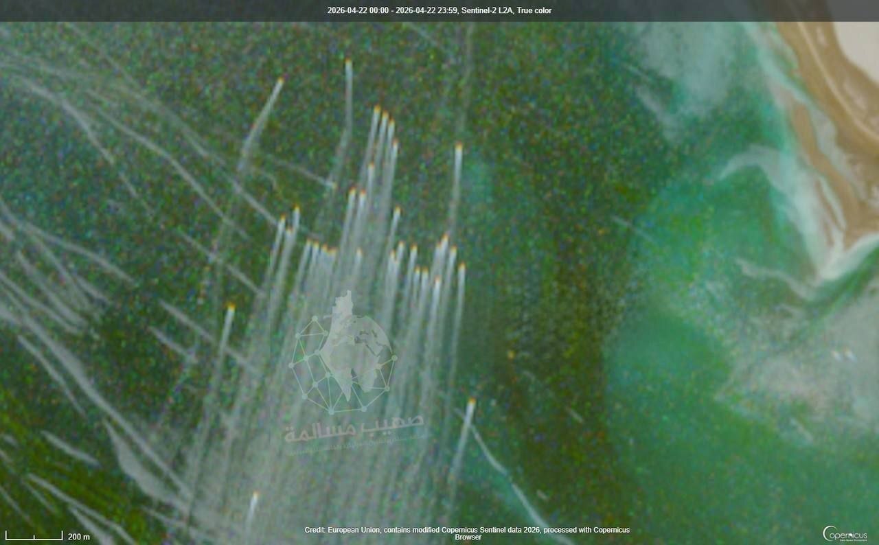 تصویر ماهواره ای از قایق های تندروی ایرانی در تنگه هرمز