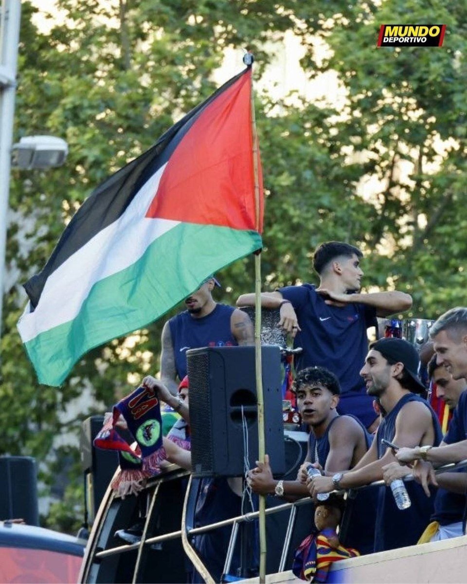 ستاره بارسلونا با پرچم فلسطین در رژه قهرمانی ستاره بارسلونا با پرچم فلسطین در رژه قهرمانی
