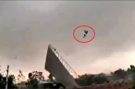 ببینید| مردی در هند بر اثر وزش شدید باد به هوا پرتاب شد!