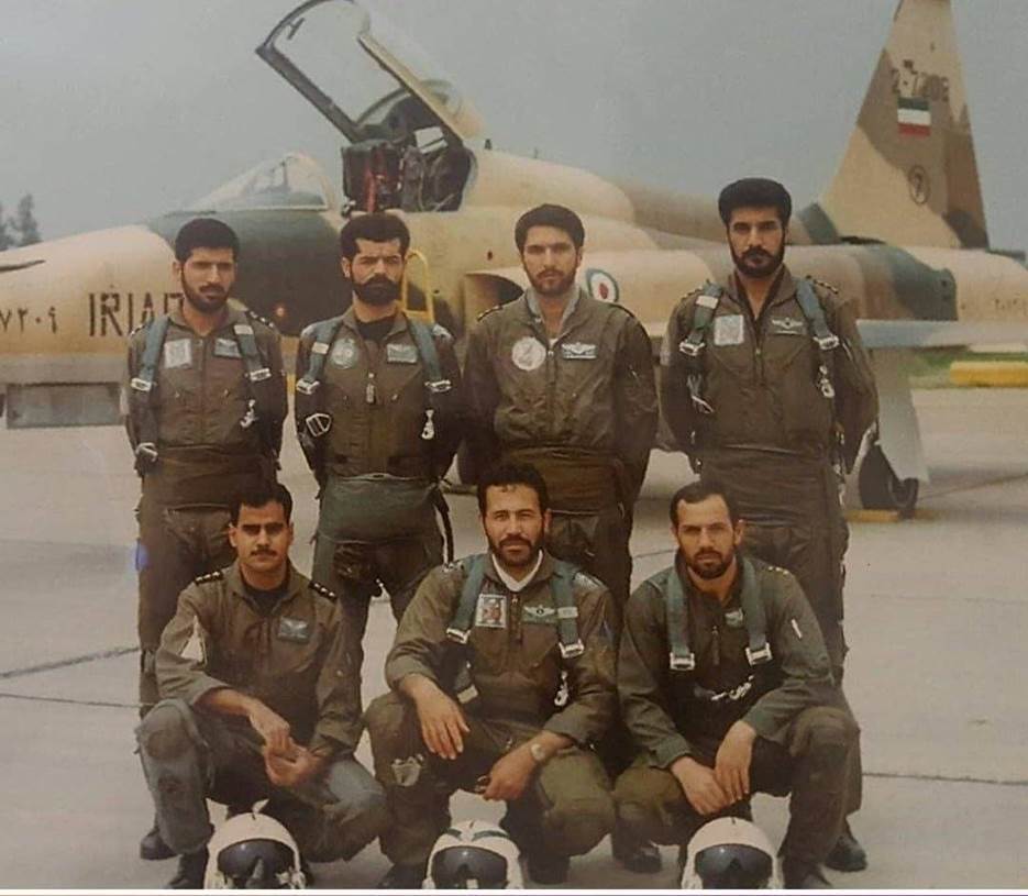 عکسی قدیمی از شهید نصیرزاده در کنار جنگنده ارتش
